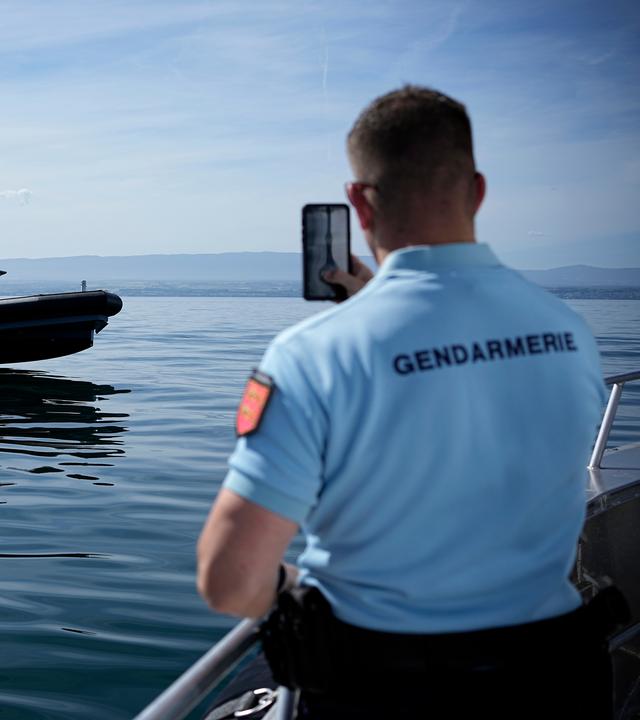 Ein Offizier der französischen Nationalgendarmerie macht während einer Übung am Genfersee in Evian-les-Bains, im Osten Frankreichs, ein Foto.