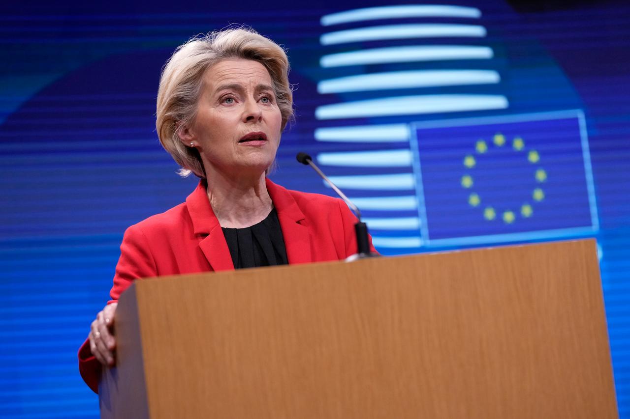 Ursula von der Leyen an Rednerpult.