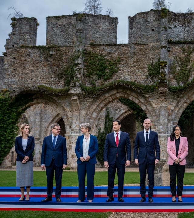 Johann Wadephul steht beim Außenminister-Treffen der G7 in Frankreich neben Kaja Kallas, Anita Anand, Antonio Tajani, Takeshi Iwaya, Marco Rubio, Jean-Noël Barrot und Yvette Cooper.