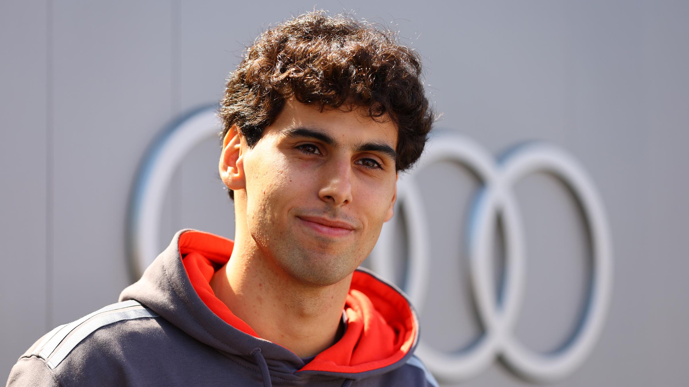 Gabriel Bortoleto lächelnd in Teamkleidung beim GP von Australien 2026