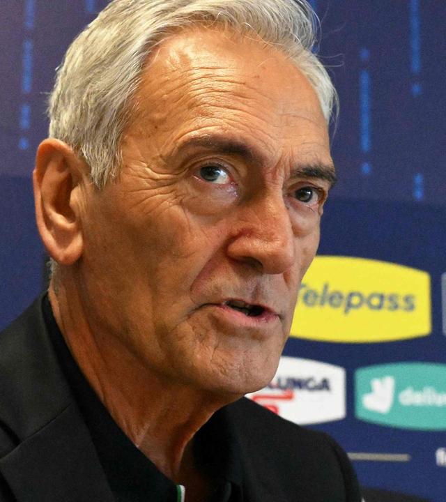 Der Präsident des Italienischen Fußballverbands (FIGC), Gabriele Gravina, nimmt an einer Pressekonferenz teil.