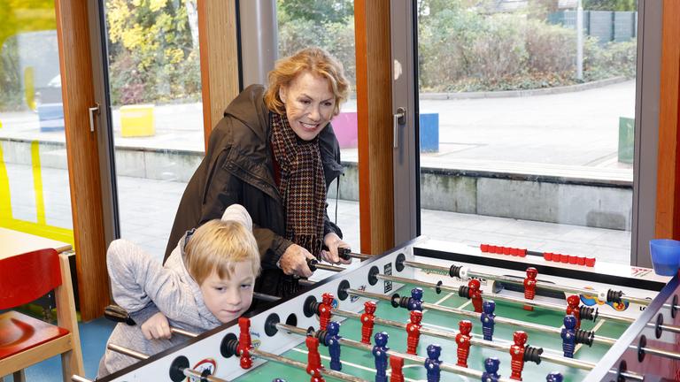 Gaby Dohm beim Besuch des Kinderhauses der "Arche" in Hamburg
