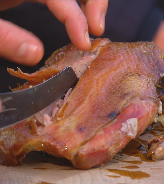 Carsten Doms schneidet Gänsebrust an