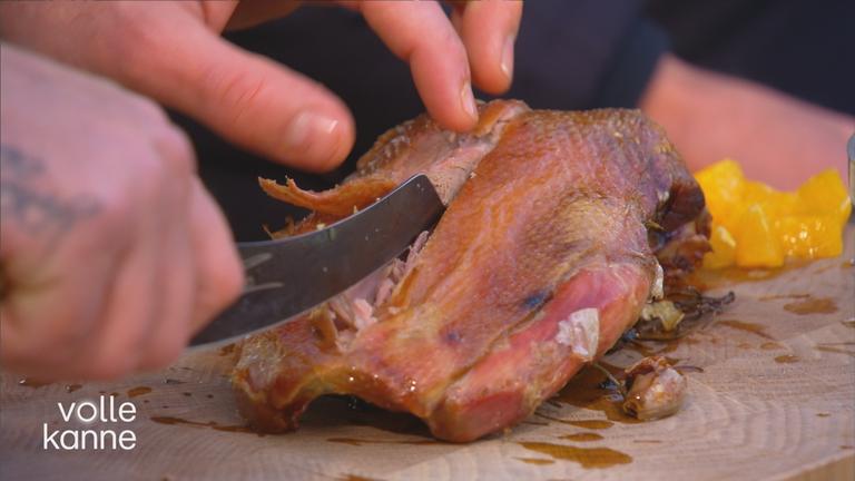 Carsten Doms schneidet Gänsebrust an