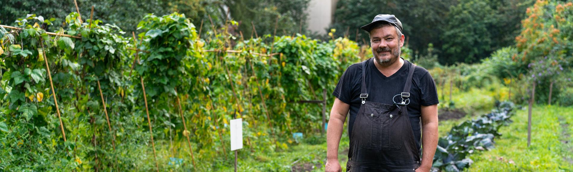 Robert Shaw ist das „Urgestein“ hinter dem Neuköllner Friedhofs-Garten-Team