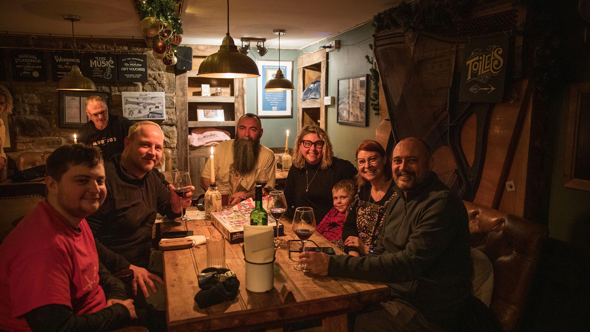 Eingeschneite Gaeste im Pub Tan Hill Inn