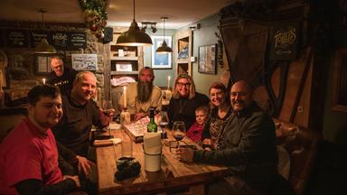 Eingeschneite Gaeste im Pub Tan Hill Inn