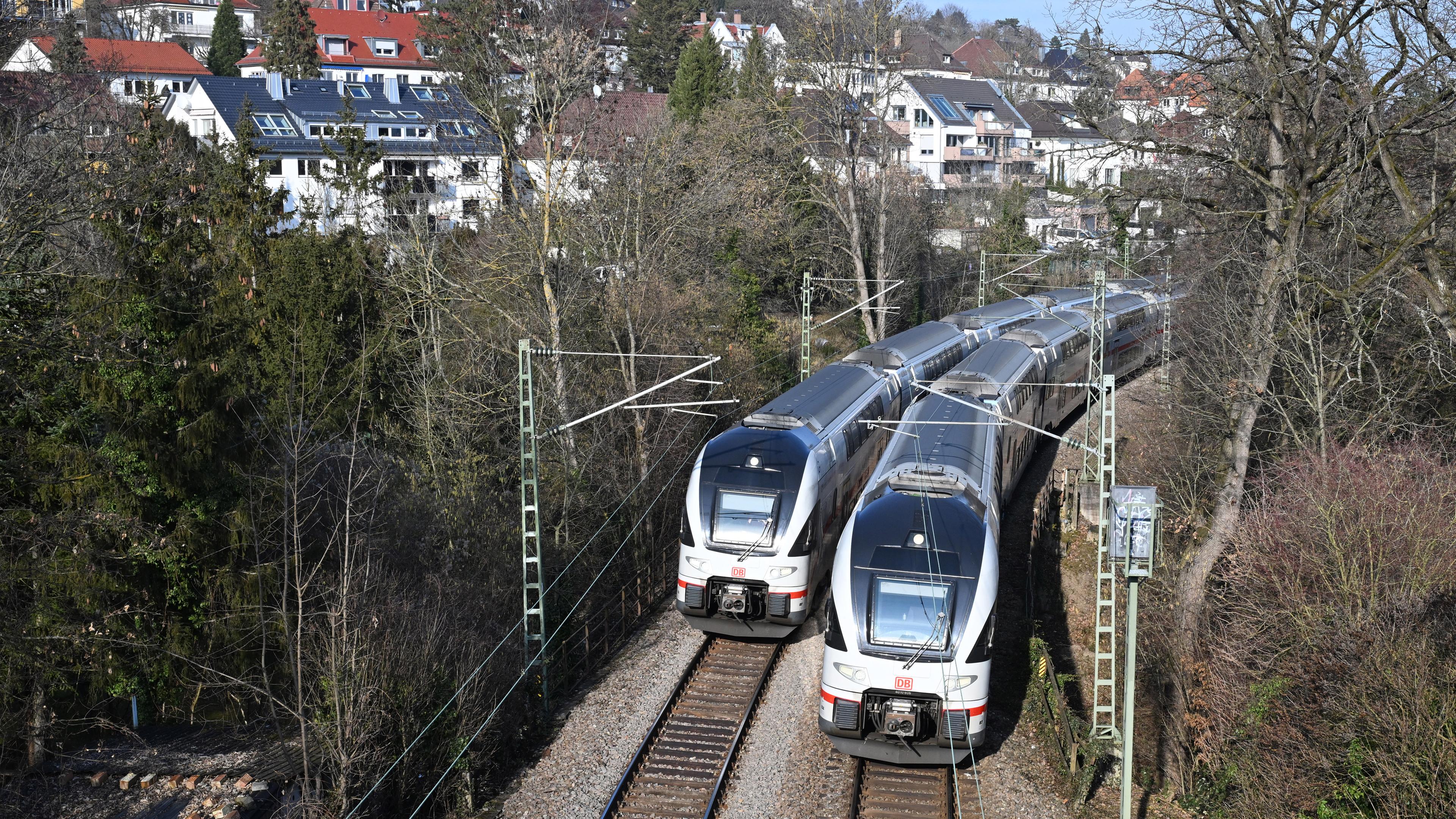 Zwei Regionalzüge fahren auf der Gäubahnstrecke.