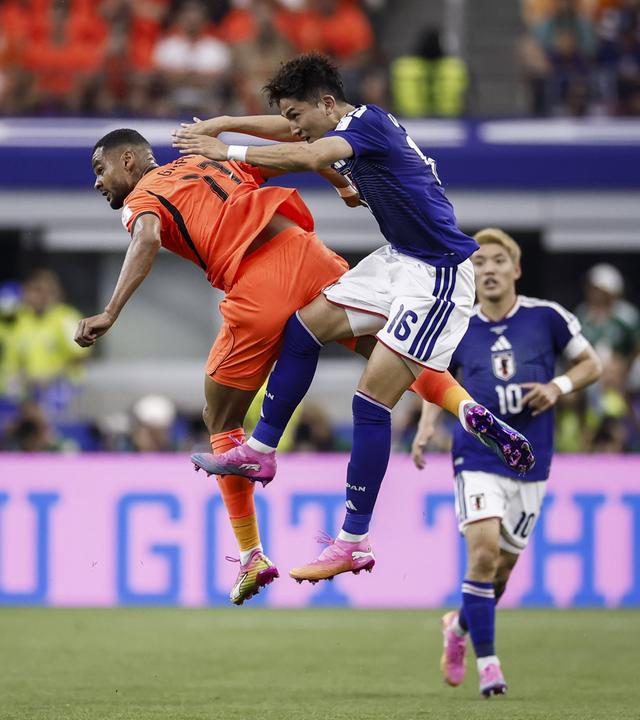 Der niederländische Nationalspieler Cody Gakpo setzt sich im Zweikampf gegen seinen Kontrahenten Tsuyoshi Watanabe durch