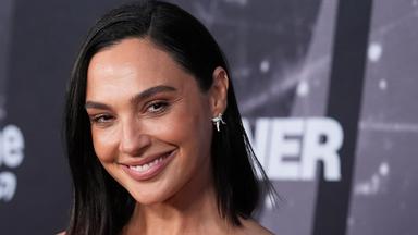 Das Bild zeigt eine Nahaufnahme von Schauspielerin Gal Gadot, die in die Kamera lächelt.