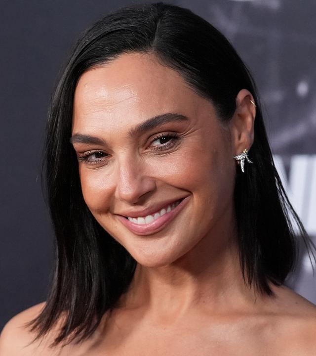 Das Bild zeigt eine Nahaufnahme von Schauspielerin Gal Gadot, die in die Kamera lächelt.