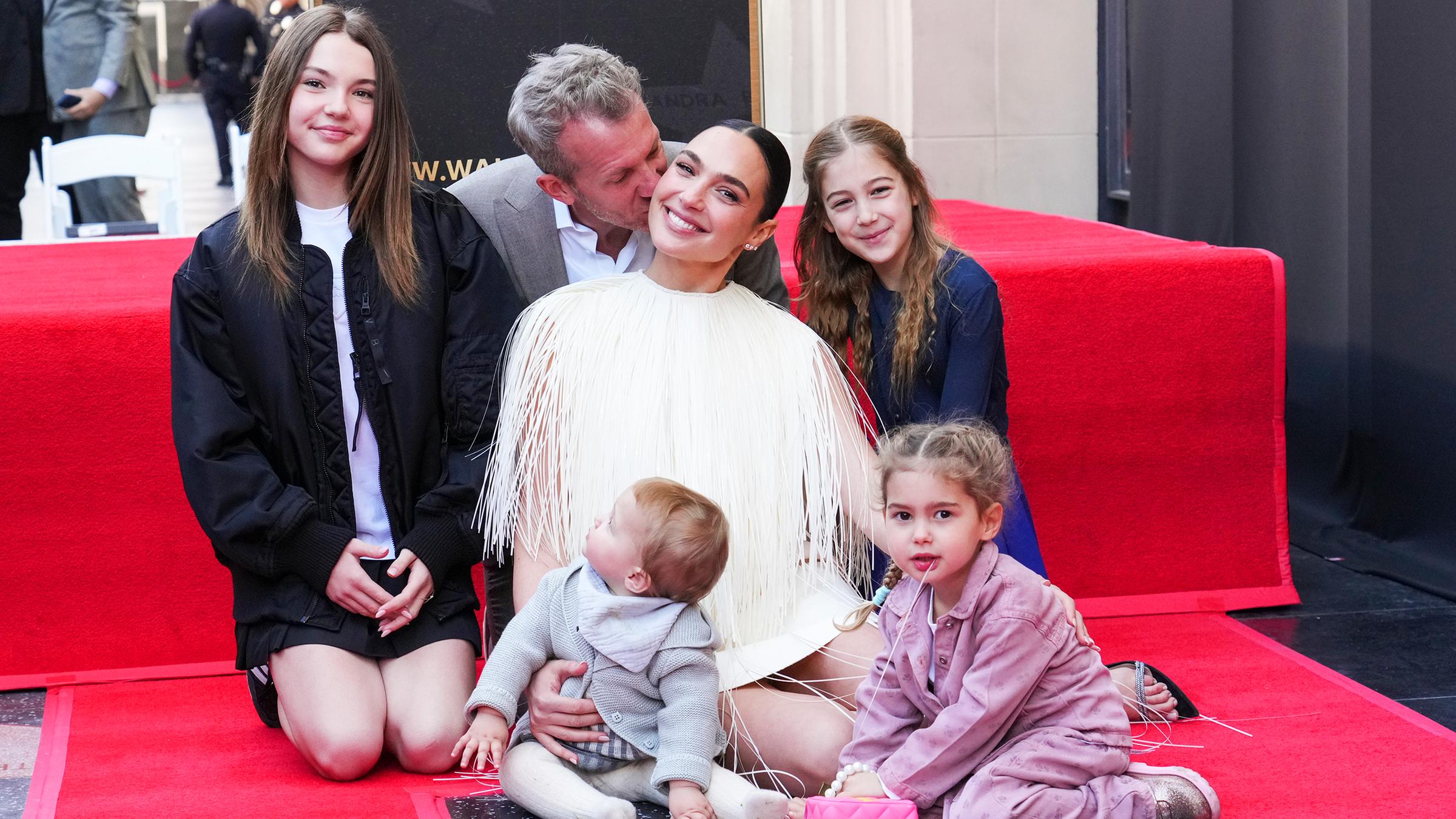 Die Schauspielerin Gal Gadot mit ihrer Familie bei der Enthüllung ihres "Walk of Fame". 