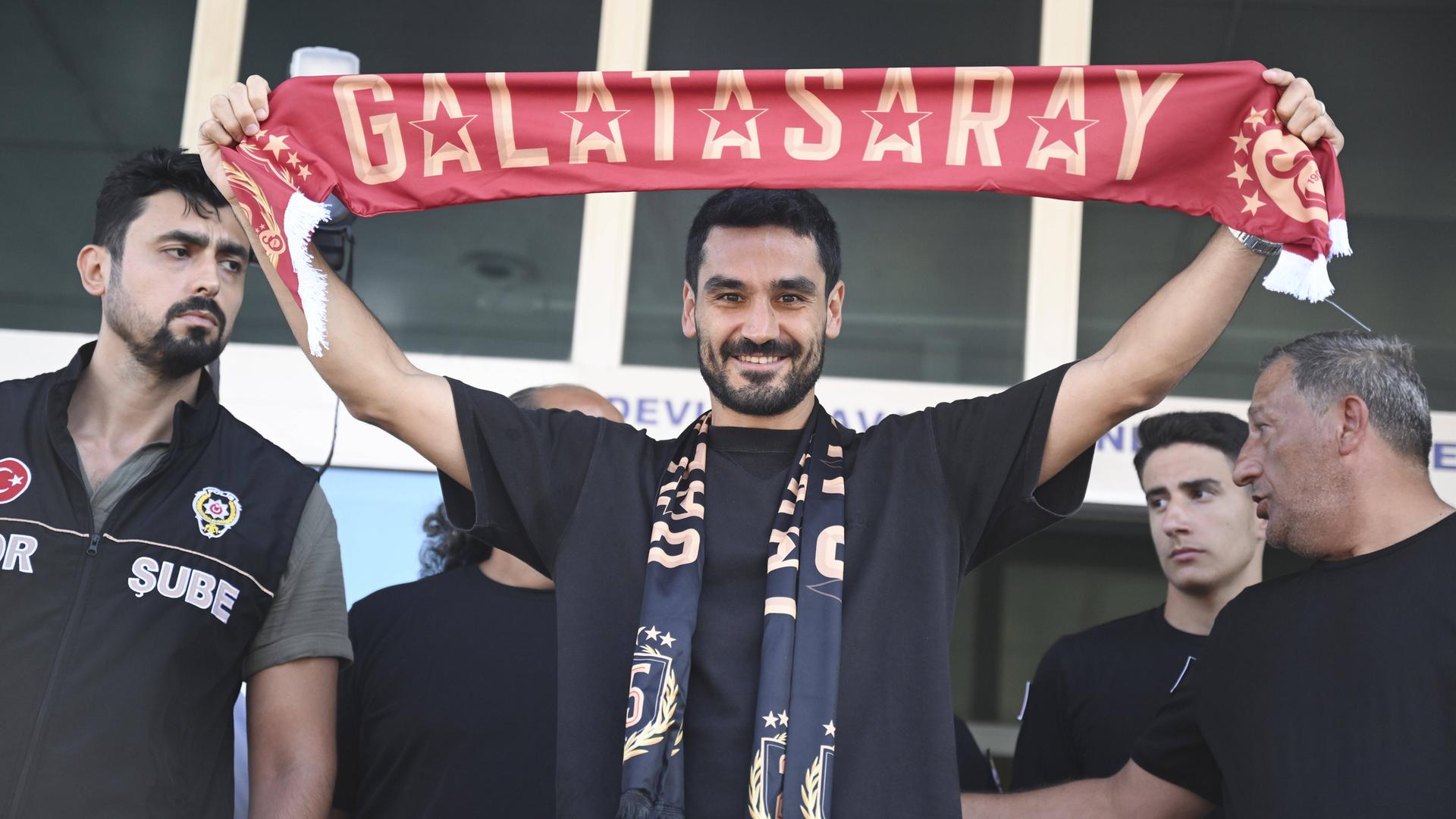Ilkay Gündogan mit Galatasaray-Schal