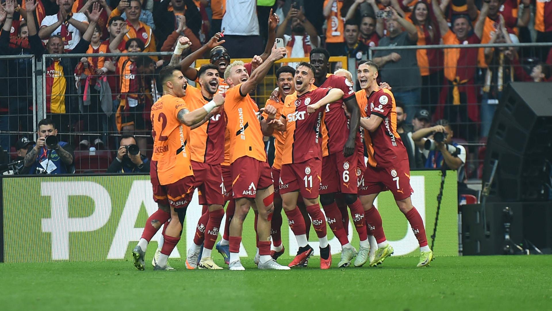 Nach dem zweiten Tor seiner Mannschaft gegen Kayserispor macht Baris Alper Yilmaz von Galatasaray ein Selfie mit seinen Teamkollegen auf dem Spielfeld.