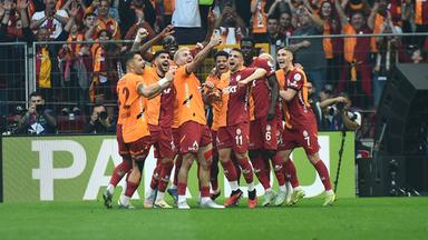 Nach dem zweiten Tor seiner Mannschaft gegen Kayserispor macht Baris Alper Yilmaz von Galatasaray ein Selfie mit seinen Teamkollegen auf dem Spielfeld.