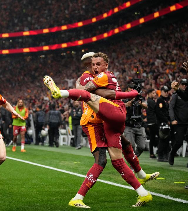 Die Spieler von Galatasaray Istanbul feiern nach dem Treffer in der Nachspielzeit, der ihnen zugleich die Meisterschaft sichert