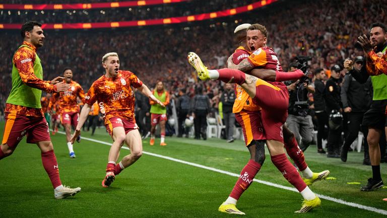 Die Spieler von Galatasaray Istanbul feiern nach dem Treffer in der Nachspielzeit, der ihnen zugleich die Meisterschaft sichert