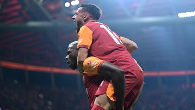 Galatasarays Torschütze Victor Osimhen nimmt einem Mitspieler huckepack und jubelt.