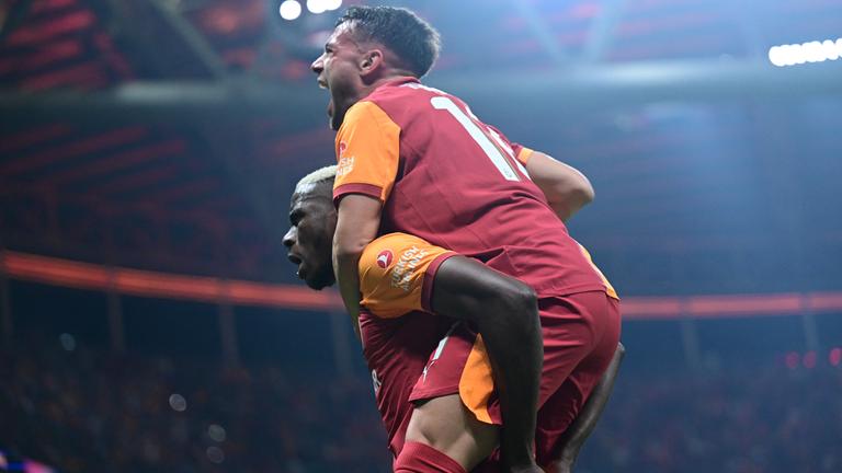 Galatasarays Torschütze Victor Osimhen nimmt einem Mitspieler huckepack und jubelt.