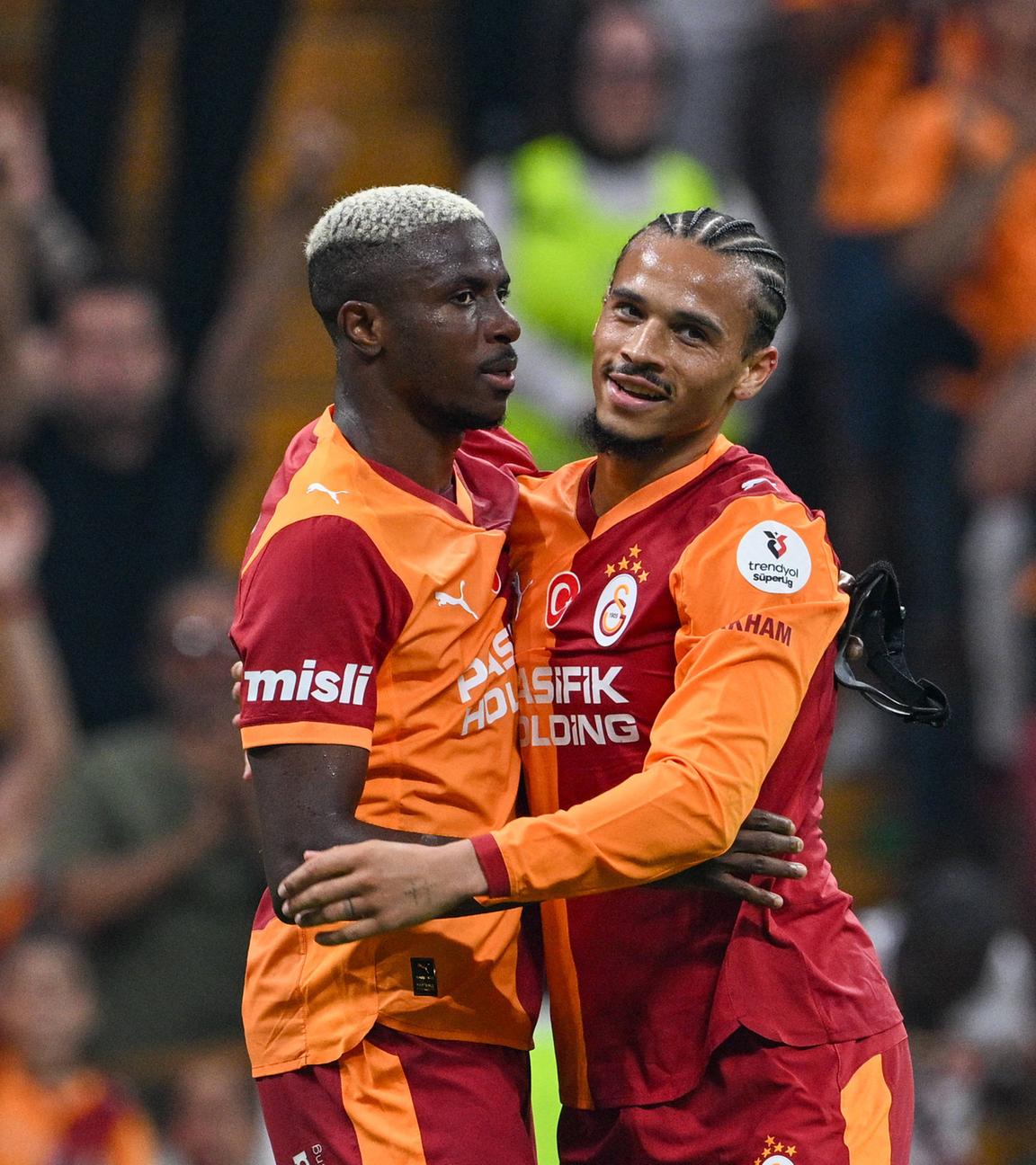Victor Osimhen jubelt mit Leroy Sané