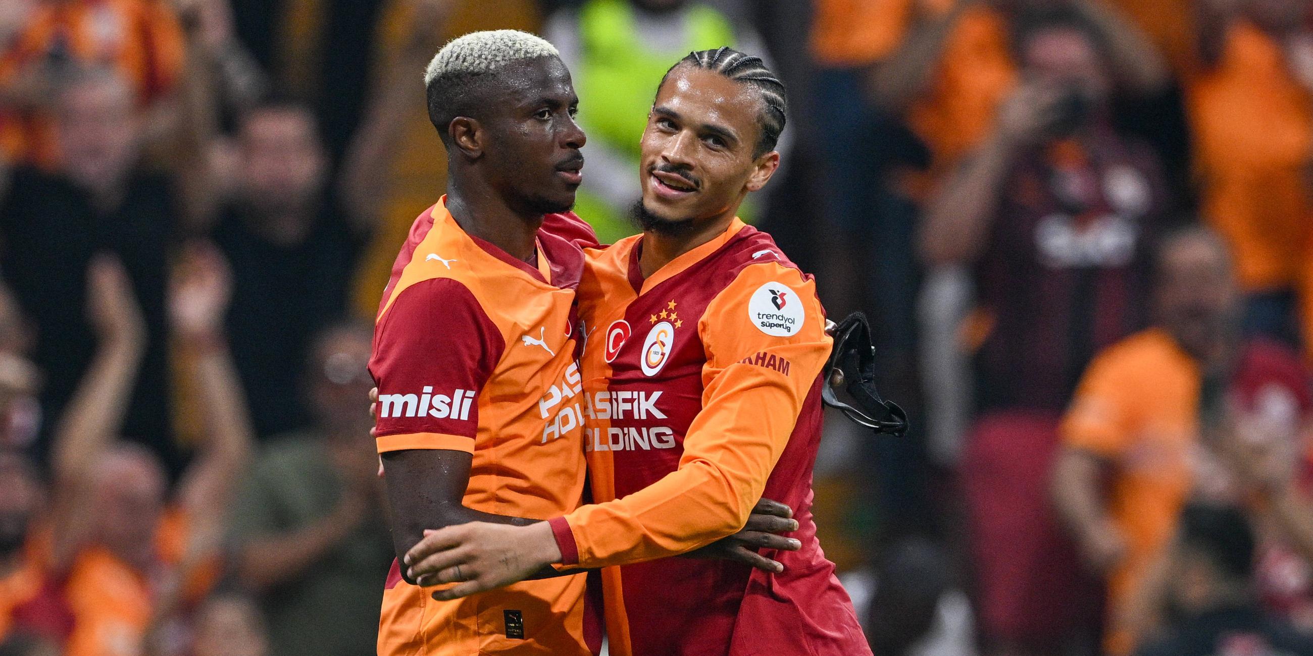 Victor Osimhen jubelt mit Leroy Sané