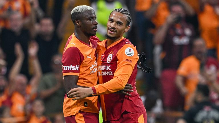 Victor Osimhen jubelt mit Leroy Sané