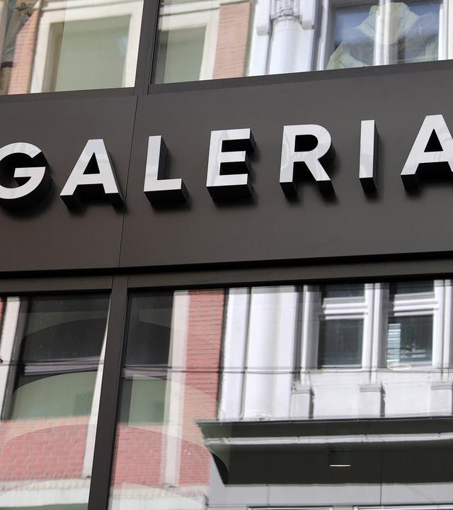 Schriftzug auf einem Gebäude eines Galeria Kaufhofs.