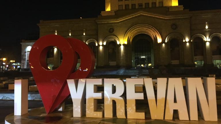 Touristenmagnet mitten in Eriwan (Armenien): der Platz der Republik