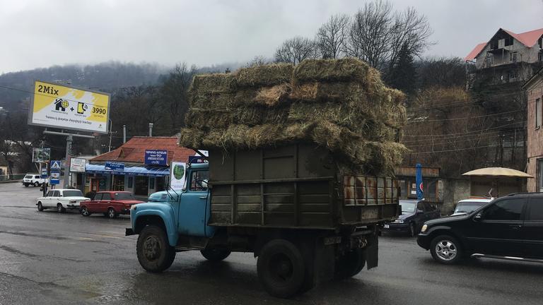 Laster in Dilijan - eine Stadt im Norden, von den Sowjets zum Luftkurort ausgebaut.