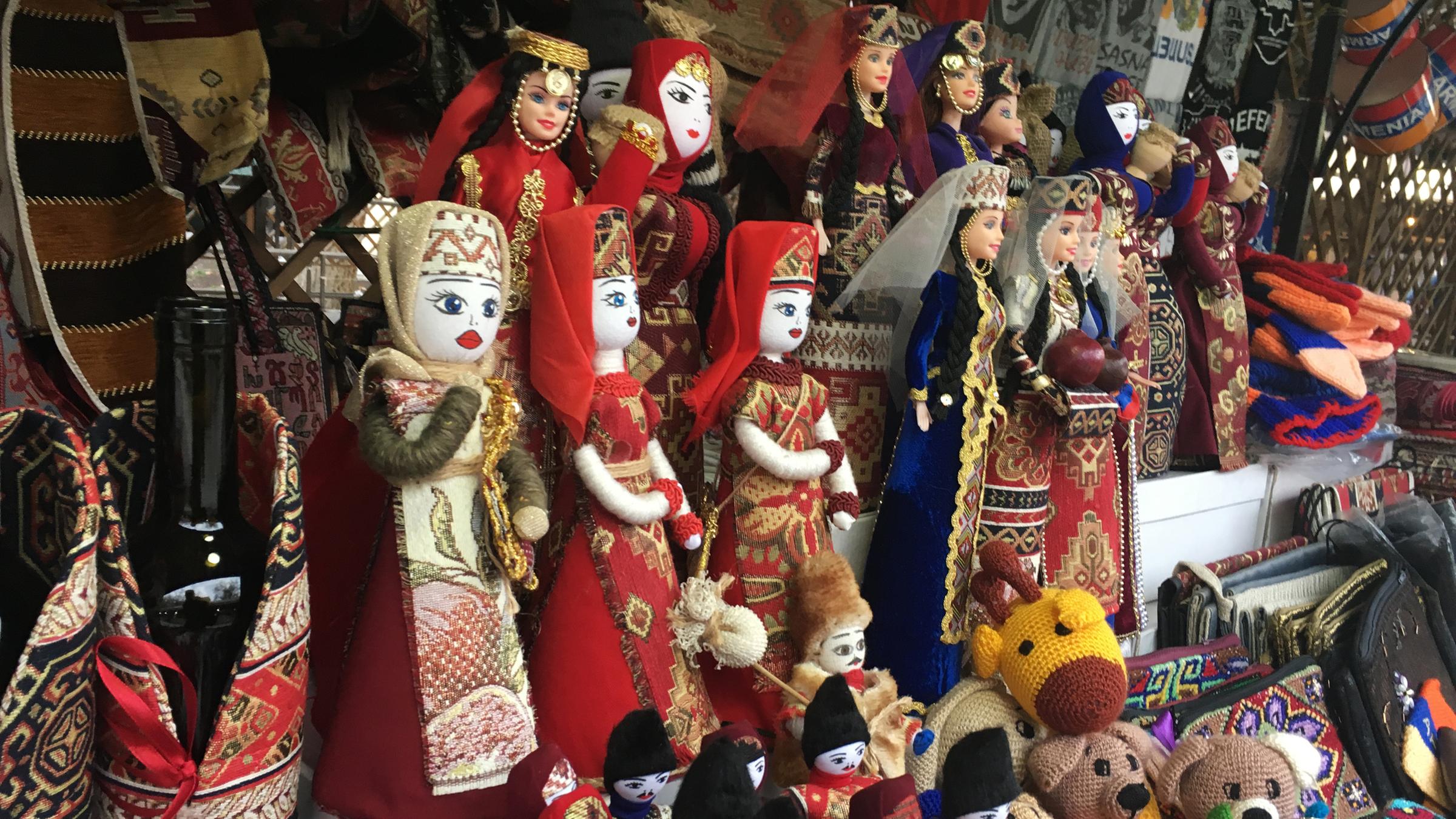 Kunsthandwerk auf dem Markt "Vernissage" in Eriwan