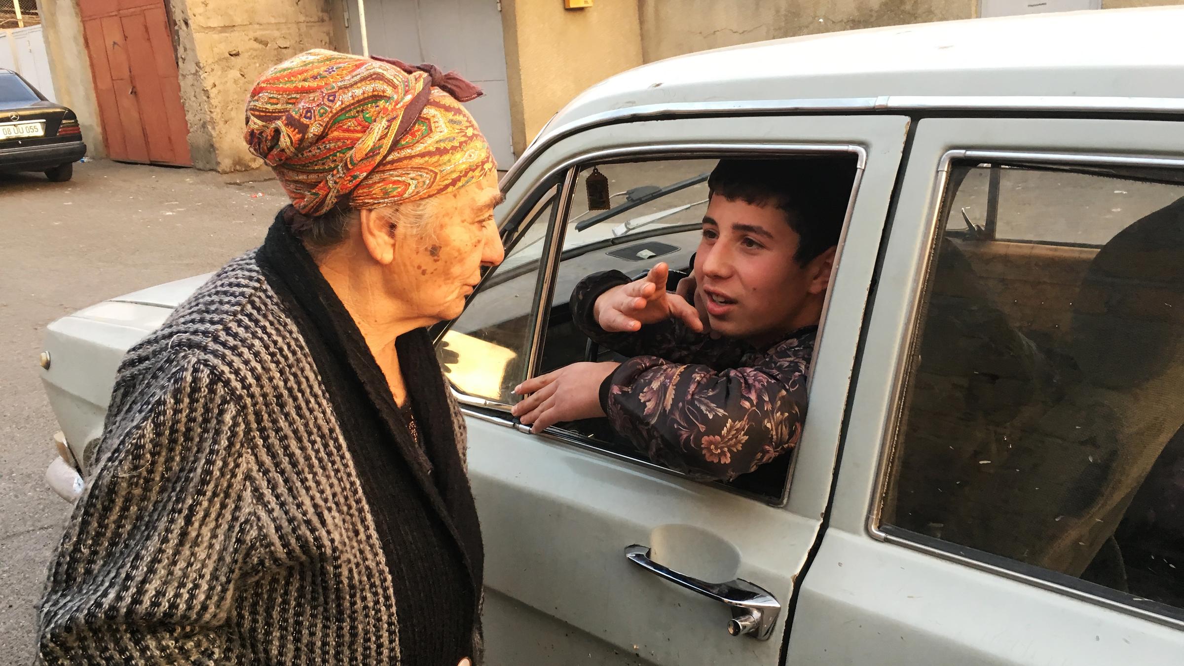 Wie alt muss man hier wohl sein, um Auto fahren zu dürfen?