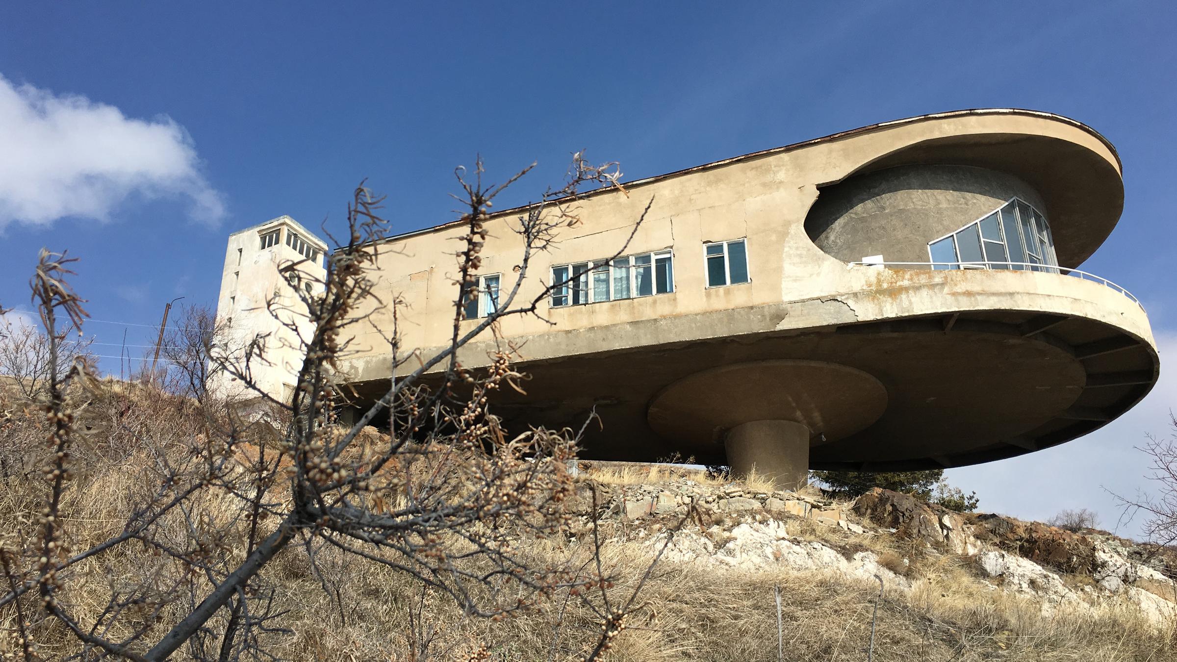  Ein frei schwebendes Raumschiff. Es ist ein berühmtes Resort für Literaten, bekannt als "Haus der Dichter".