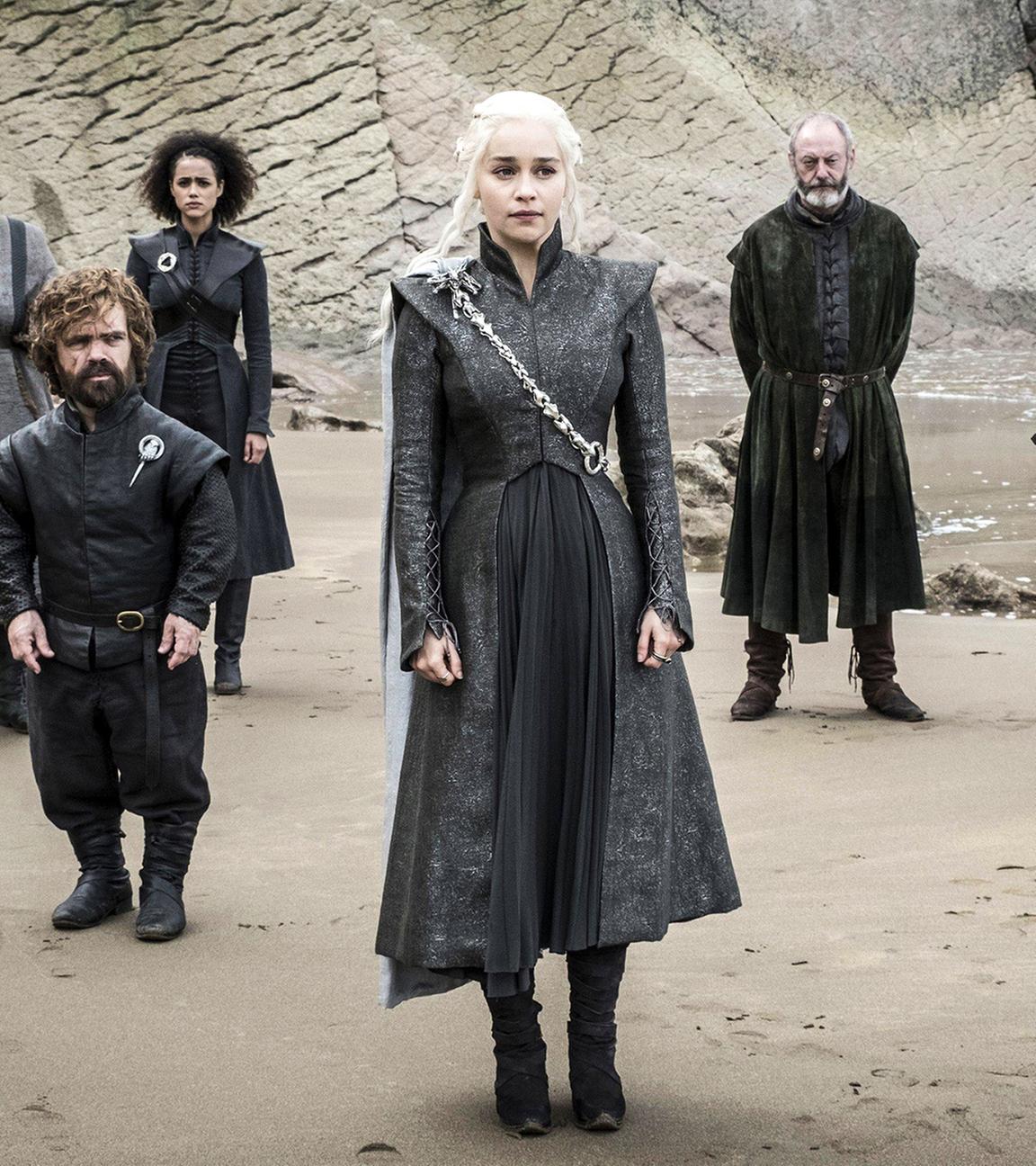 Conleth Hill, Peter Dinklage, Nathalie Emmanuel, Emilia Clarke, Liam Cunningham und Kit Harington in einer Szene von Game Of Thrones 2017