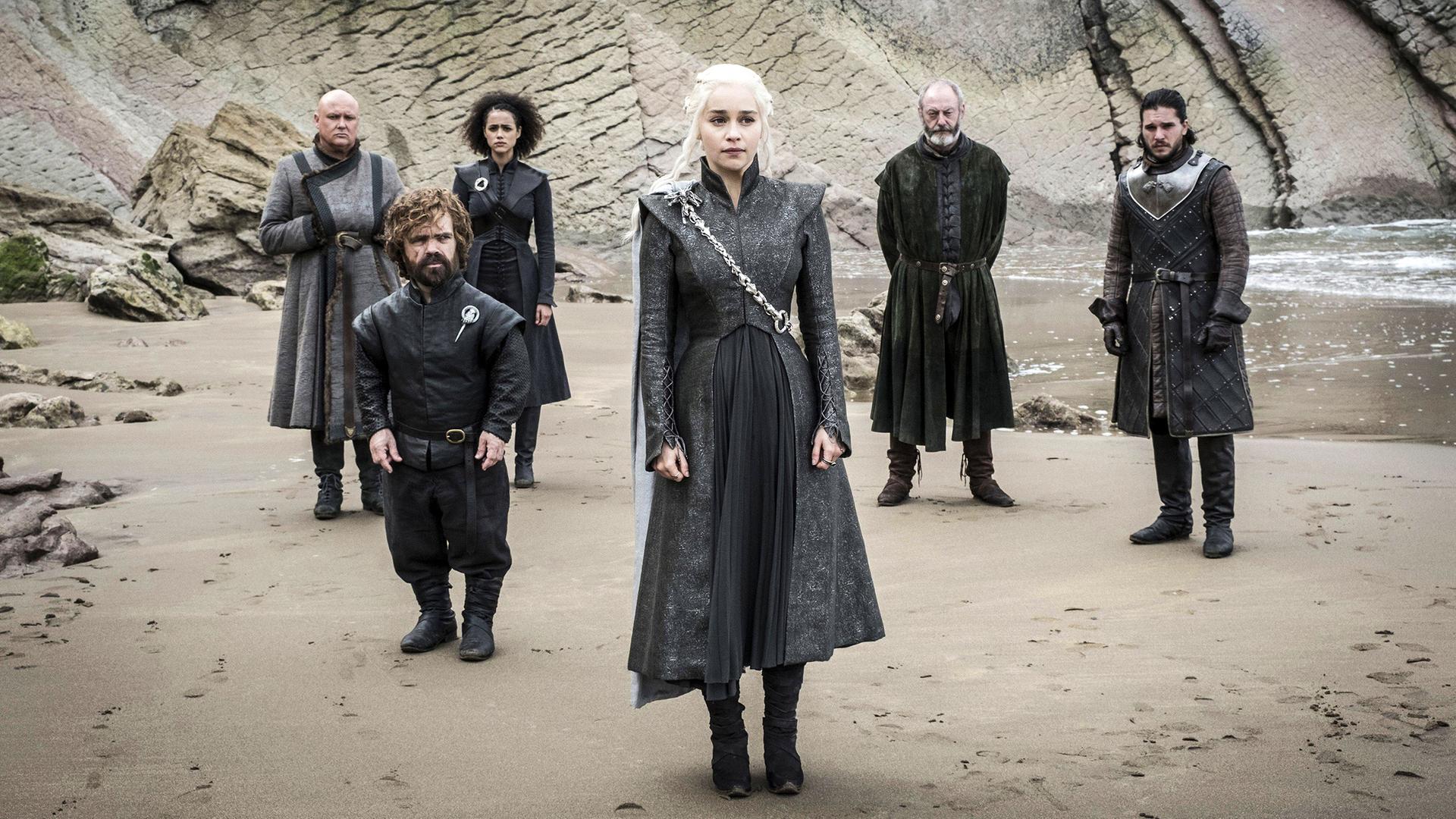 Conleth Hill, Peter Dinklage, Nathalie Emmanuel, Emilia Clarke, Liam Cunningham und Kit Harington in einer Szene von Game Of Thrones 2017