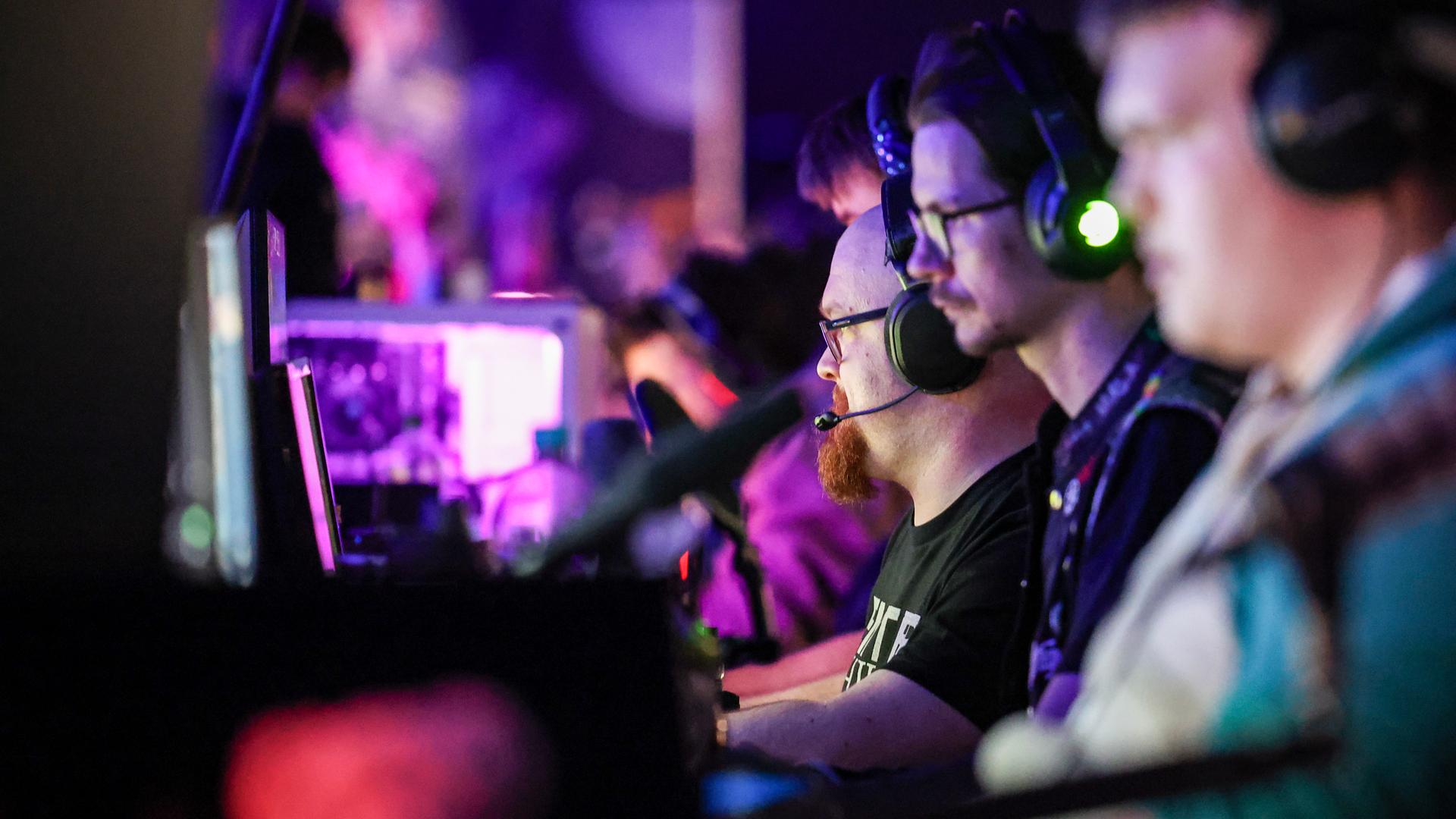 Gamer bei der Gamescom LAN 2024 in Köln beim Spielen.