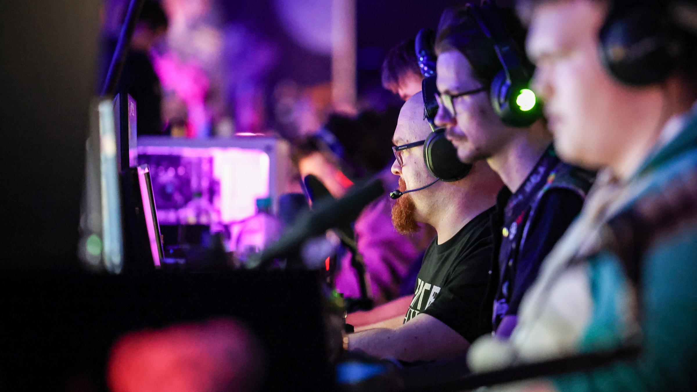 Gamer bei der Gamescom LAN 2024 in Köln beim Spielen.