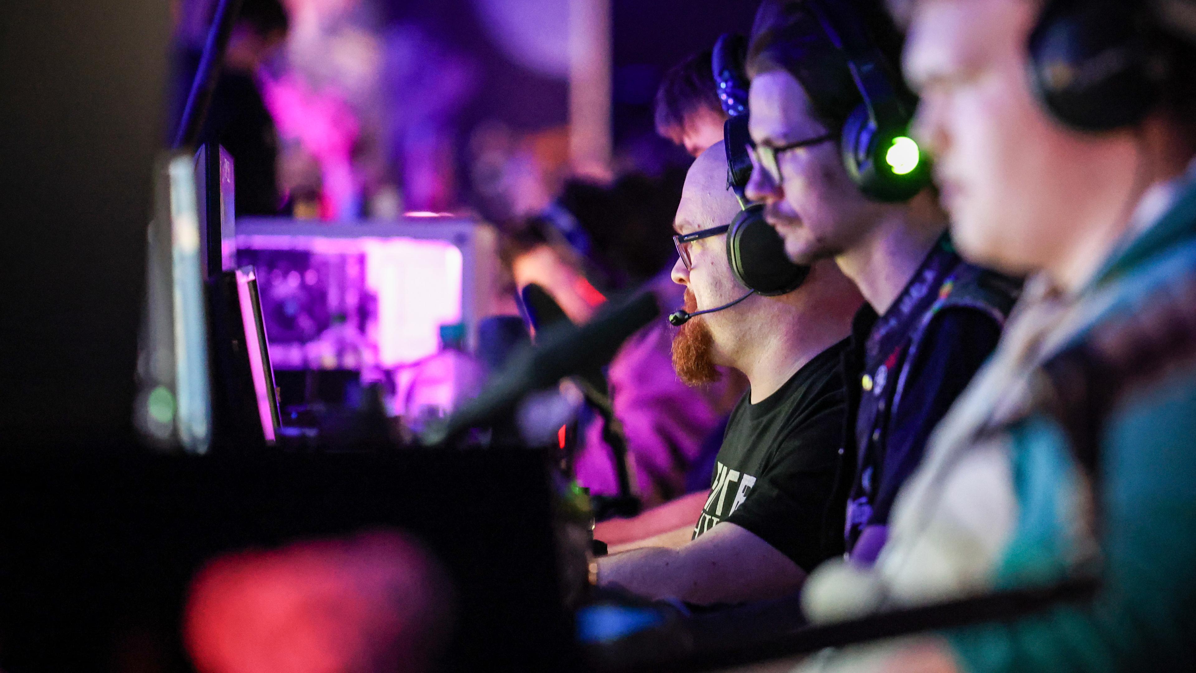 Gamer bei der Gamescom LAN 2024 in Köln beim Spielen.