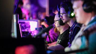 Gamer bei der Gamescom LAN 2024 in Köln beim Spielen.