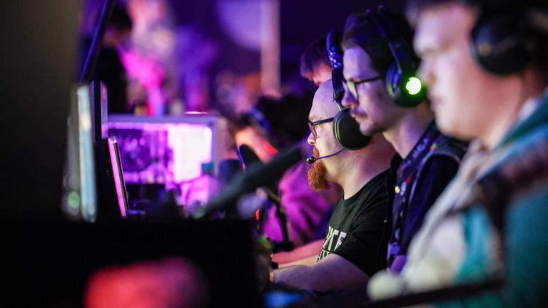 Gamer bei der Gamescom LAN 2024 in Köln beim Spielen.