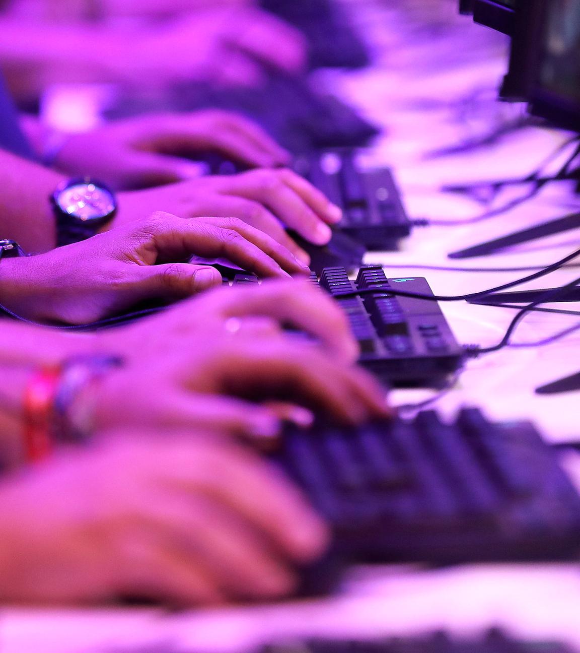 Besucher der Gamescom an Computern (Archivfoto)