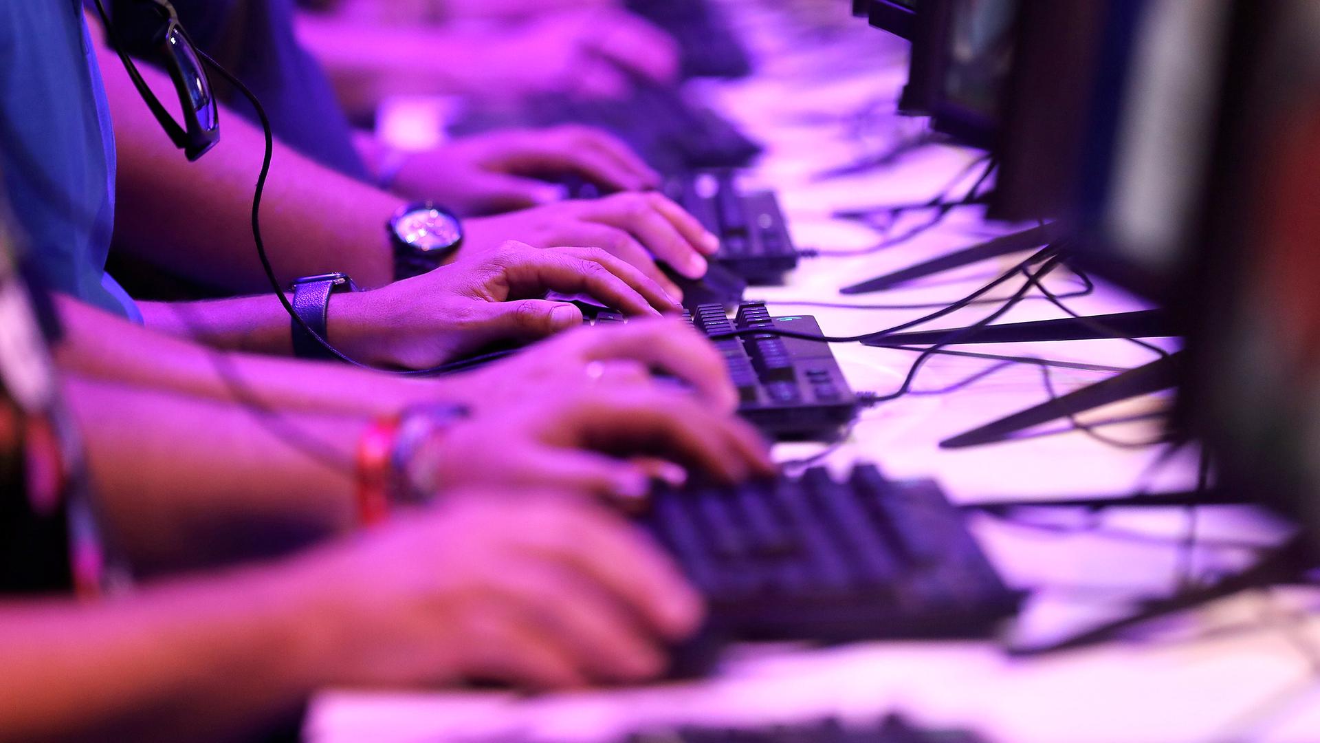 Besucher der Gamescom an Computern (Archivfoto)