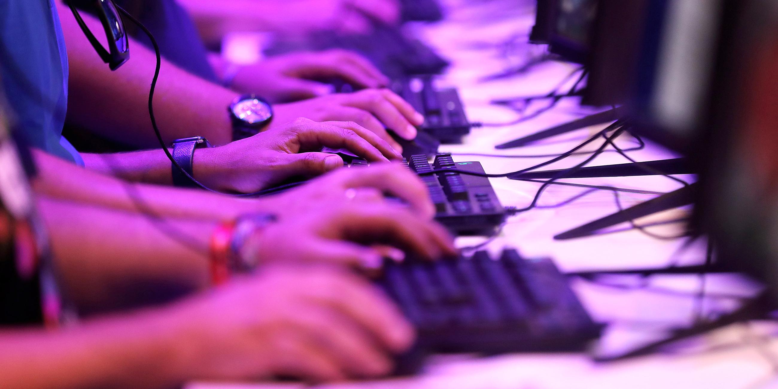 Besucher der Gamescom an Computern (Archivfoto)