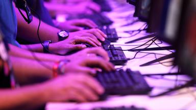Besucher der Gamescom an Computern (Archivfoto)