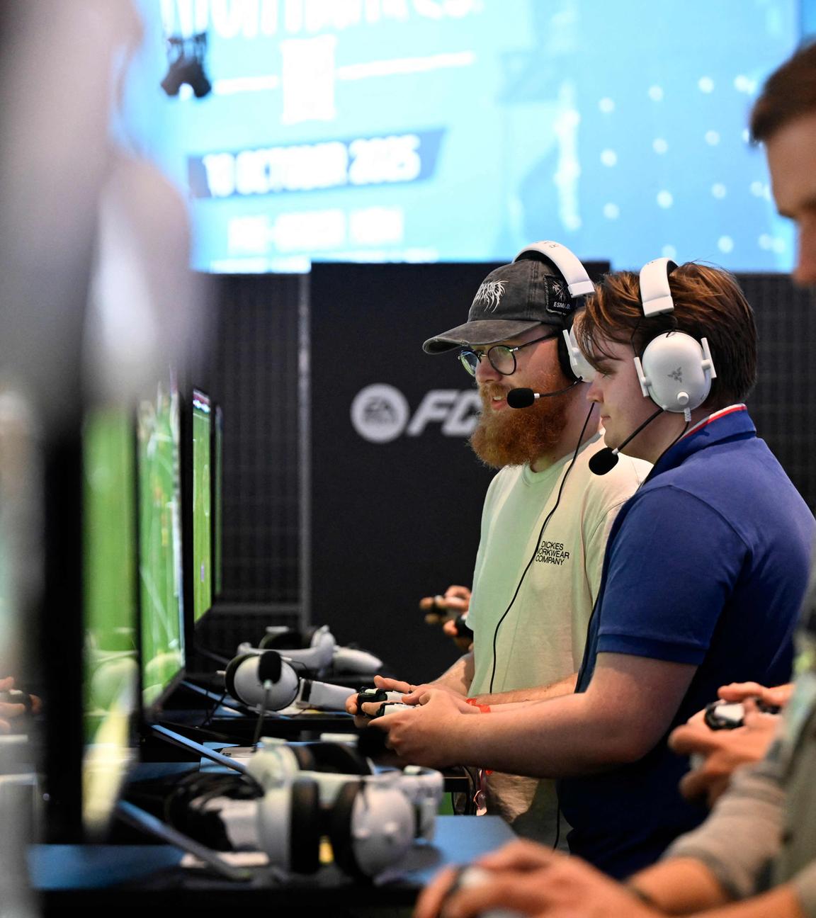 Besucher spielen Videospiele während der Videospielmesse Gamescom auf dem Messegelände in Köln am ersten Messetag.
