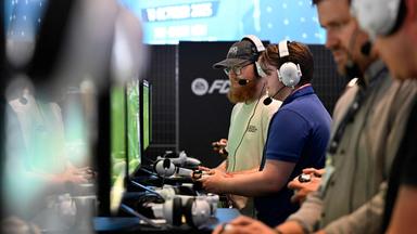 Besucher spielen Videospiele während der Videospielmesse Gamescom auf dem Messegelände in Köln am ersten Messetag.