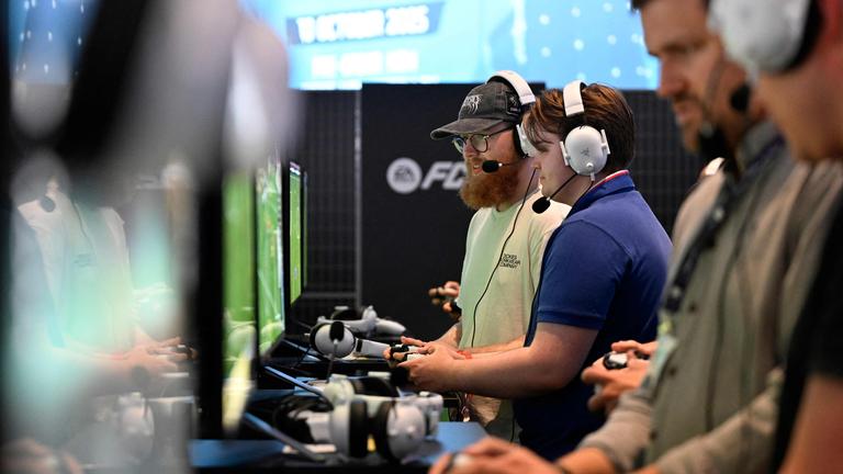 Besucher spielen Videospiele während der Videospielmesse Gamescom auf dem Messegelände in Köln am ersten Messetag.