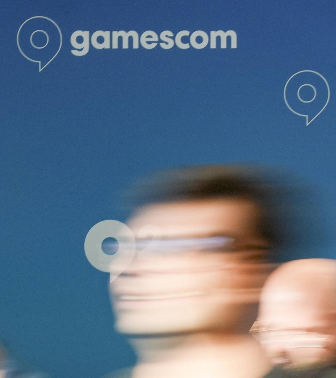 Besucher vor dem Logo der Gamescom zu sehen auf der weltgrößten Computerspielmesse Gamescom