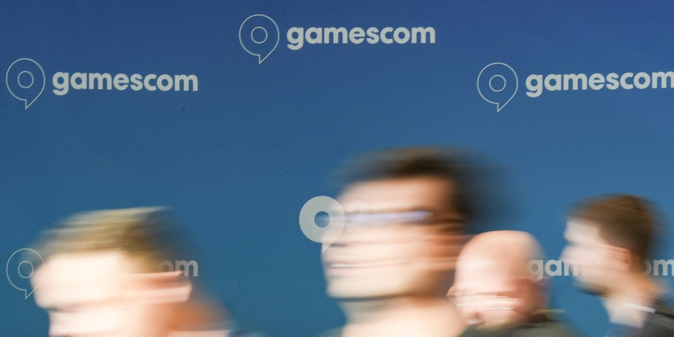 Besucher vor dem Logo der Gamescom zu sehen auf der weltgrößten Computerspielmesse Gamescom