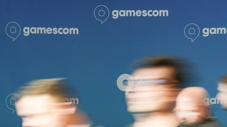 Besucher vor dem Logo der Gamescom zu sehen auf der weltgrößten Computerspielmesse Gamescom