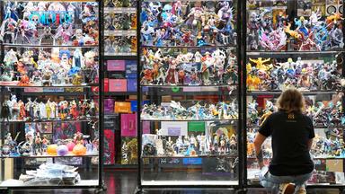 Ein Mann schaut sich Gaming-Merch auf der Gamescom an.